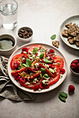 Tomatensalat mit Feta und Basilikum
