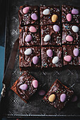 Schokoladenkuchen vom Blech verziert mit Dragee-Eiern zu Ostern
