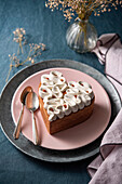 Mini heart cake with vanilla and praline cream for two