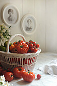 Korb mit verschiedenen Tomaten