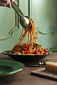 Spaghetti with garlic, tomatoes, onions, basil and lemon