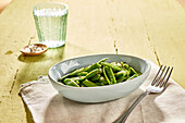 Steamed pea pods with salt and pepper