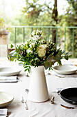 Blumenstrauß mit weißen Blumen als Tischdekoration