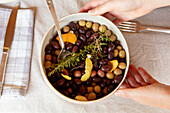 Marinierte Oliven mit Orange, Zitrone, Knoblauch, Olivenöl, Sherry-Essig, Rosmarin