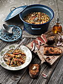Korsische Suppe mit Schinken und Knoblauchbrot