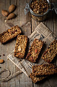 Oat flake and almond cereal bars