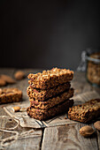 Oat flake and almond cereal bars