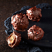 Schokoladenkonfekt mit Mandeln und Haselnüssen