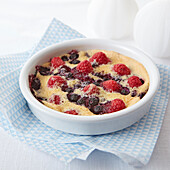 Berry gratin with almonds