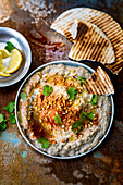 Baba Ganoush mit Pinienkernen und Fladenbrot