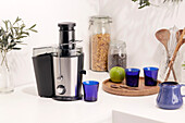 Extracteur de jus dans cuisine exterieure blanche