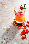 Sommer-Cocktail mit Rosendekor