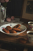 Madeleines sans gluten dans univers rétro vintage Création et photographie Nathalie Demarquoy - Oh! La vie est Belle…