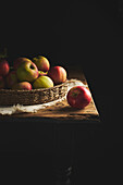 Pommes sur table ancienne dans corbeille en osier. Création et photographie Nathalie Demarquoy - Oh! La vie est Belle…