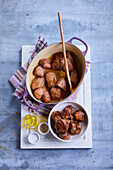 In a casserole dish, brown the meat on all sides for 3 to 4 minutes.