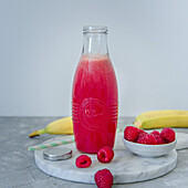 Smoothie mit Himbeeren, Banane und Apfel