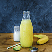 Smoothie mit Ananas, Banane und Kokos