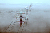 Stromleitung, Landschaft im Nebel