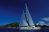 Segelboot vor der Küste unter blauem Himmel, Guadeloupe, Karibik, Amerika