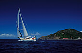 Segelboot vor der Küste unter blauem Himmel, Guadeloupe, Karibik, Amerika
