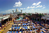 Menschen auf dem Sonnendeck, Kreuzfahrtschiff AIDA, Karibik, Amerika