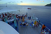 Touristen an Deck in der Abenddämmerung, Kreuzfahrtschiff AIDA, Karibik, Amerika