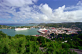 Kreuzfahrtschiff in der Bucht von Castries, St. Lucia, Karibik, Amerika