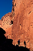 Zwei Wanderer in einem Canyon, USA, Amerika