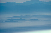 Berge im Nebel, Kalifornien USA