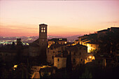 Die Kirche Santa Maria Maggiore bei Sonnenuntergang, Assisi, Italien, Europa