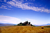 Abgemähtes Feld mit Strohballen, Landschaft bei San Quirico d'Orica, Toskana, Italien, Europa