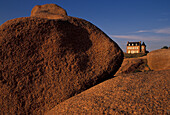 Haus auf Sandsteinfelsen im Sonnenlicht, Côte de Granit Rose, Bretagne, Frankreich, Europa