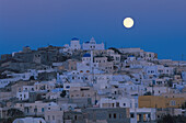 Stadt auf einem Hügel bei Mondaufgang, Pyrgos, Santorin, Griechenland