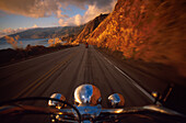 Blick über eine Lenkstange auf ein Motorrad auf dem Highway 1, Cape San Martin, Kalifornien, USA, Nordamerika, Amerika