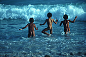 Jungen bei Balina Beach Bali, Indonesien