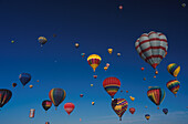 Heissluftballons vor blauem Himmel, Ballonfest in Albuquerque, New Mexico, USA, Amerika