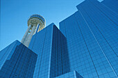 Glasfassade mit Turm in Dallas, Texas, USA
