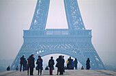 Menschen im Nebel vor dem Eiffelturm, Paris, Frankreich, Europa