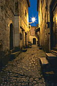 Gasse in der Altstadt bei Nacht, Bretagne, Frankreich, Frankreich, Europa