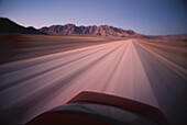 Fahrt ueber Staubpiste am, Ostrand des Namib-Naukluft Park suedl- Solitaire, Namibia