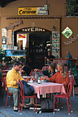 Straßencafé in Malcesine, Gardasee, Italien