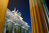 Die Quadriga auf dem Brandenburger Tor bei Nacht, Berlin, Deutschland