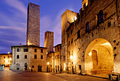 Piazza Duomo, Stadtbild von San Gimignano mit Türmen, Toskana, Italien