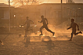 Jungen spielen Fussball, Suedafrika