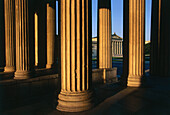 Blick durch die Säulen der Propyläen auf die Glyptothek, Königsplatz, München, Deutschland