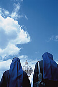 Nonnen vor dem Peteresdom, Rom Italien