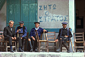 Alte Männer sitzen vor einem Gebäude, Troodos Gebirge, Pano Platres, Zypern, Europa