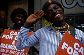 Schwarze jobben als Werbeplakat-Träger, Adderley Street, Kapstadt Südafrika
