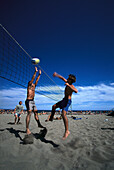 Men playing beach volley ball, Playa del … – License image – 70005127 ❘  lookphotos