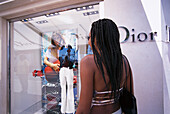 Junge Frau beim Einkaufen, Boulevard de la Croisette, Shopping, Cannes, Côte d'Azur, Frankreich